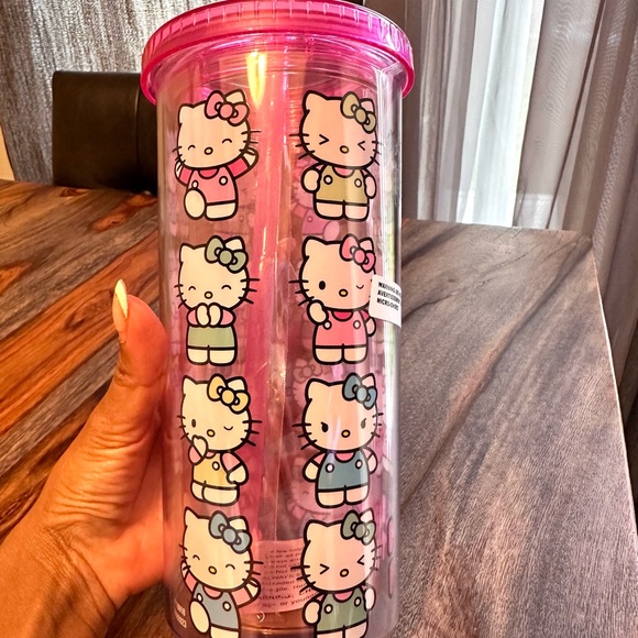 Hello Kitty Saniro Waterbottle - Picture 3 of 4